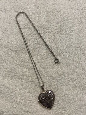 Sterling silver 925 Mom Heart Locket Pendant Necklace in Silver